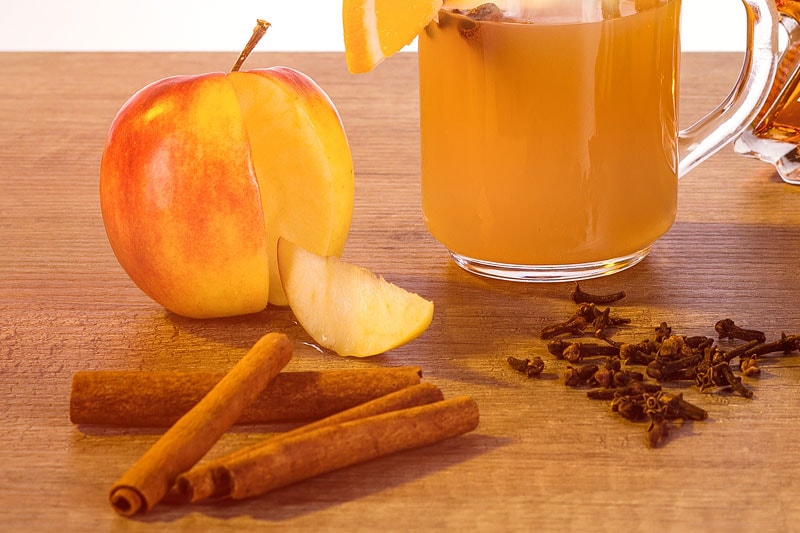 Mit heiß gemachtem, naturtrübem Apfelsaft aufgegossen, wird aus unserer GLÜHGIN die perfekte Alternative zum Glühwein!