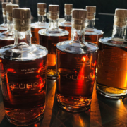 Jetzt GLÜHGIN online kaufen. der leckerste Gin im Winter 2019 und aufgegossen mit heißem, naturtrübem Apfelsaft ein purer Genuss.