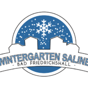 Glühgin genießen in winterlichem Ambiente in einer rustikalen Holzhütte