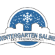Glühgin genießen in winterlichem Ambiente in einer rustikalen Holzhütte